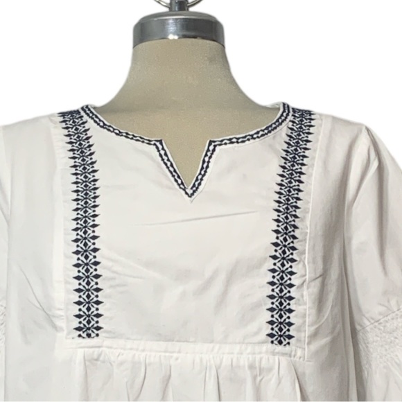 CROWN & IVY Gorgeous and Elegant White Embroidery Bell Blouse Size M - Picture 2 of 11
